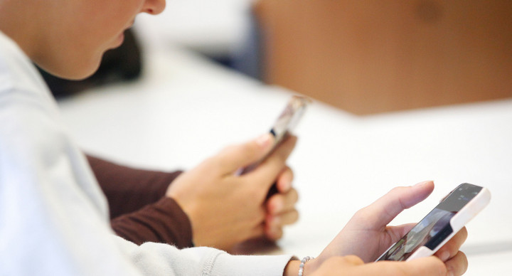 Schülerinnen mit Smartphones