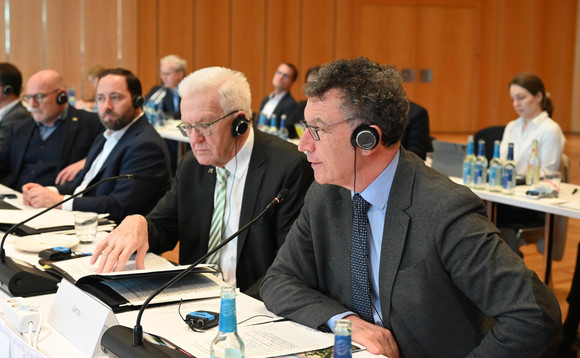 von rechts nach links: Franck Leroy, Präsident der Region Grand Est, Ministerpräsident Winfried Kretschmann, Europastaatssekretär Florian Hassler und Verkehrsminister Winfried Hermann