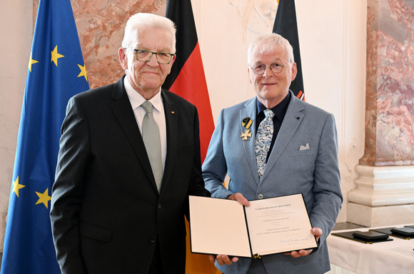 Auszeichnung Verdienstorden des Landes an 24 verdiente Persönlichkeiten Ministerpräsident Winfried Kretschmann (links) und Elmar Braun (rechts)