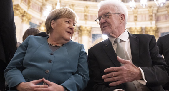 563261357 Bundeskanzlerin a. D. Dr. Angela Merkel (links) und Ministerpräsident Winfried Kretschmann (rechts) im Gespräch.