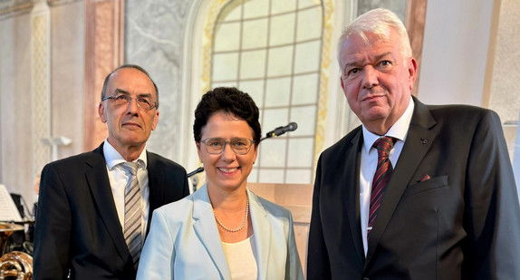 von links nach rechts: Generalstaatsanwalt Peter Häberle außer Dienst, Ministerin der Justiz und für Migration Marion Gentges sowie Generalstaatsanwalt Jürgen Gremmelmaier 