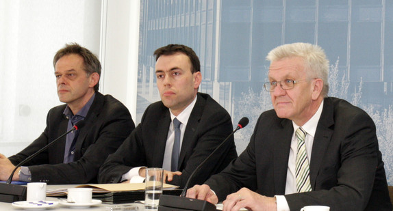 v.l.n.r.: Regierungssprecher Rudi Hoogvliet, Finanz- und Wirtschaftsminister Nils Schmid und Ministerpräsident Winfried Kretschmann bei der Regierungspressekonferenz am 18. März 2014 in Stuttgart