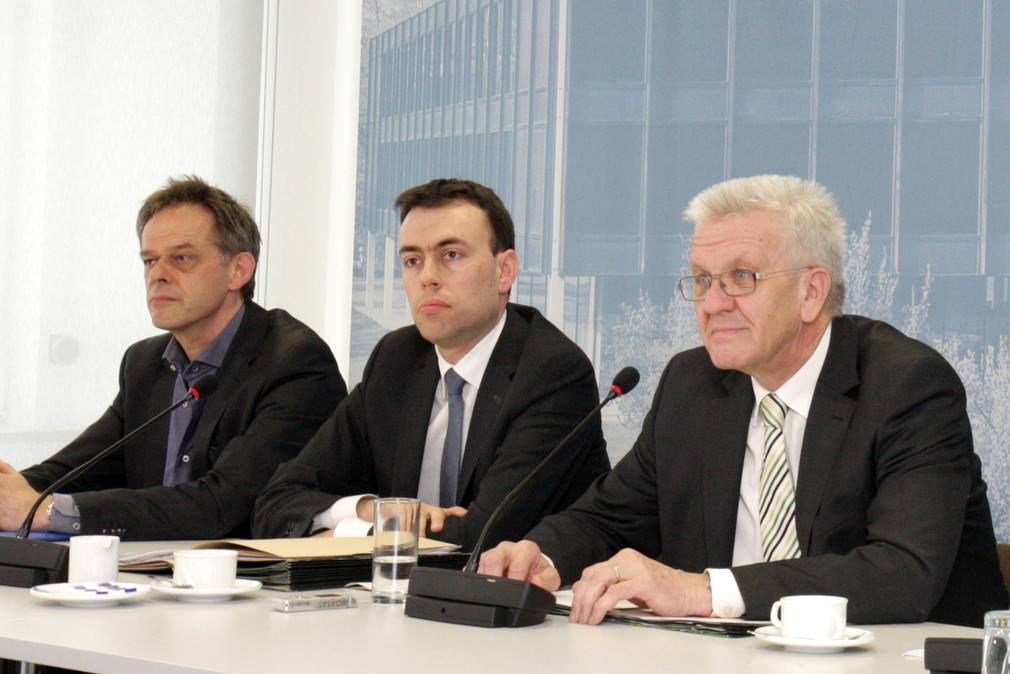 v.l.n.r.: Regierungssprecher Rudi Hoogvliet, Finanz- und Wirtschaftsminister Nils Schmid und Ministerpräsident Winfried Kretschmann bei der Regierungspressekonferenz am 18. März 2014 in Stuttgart