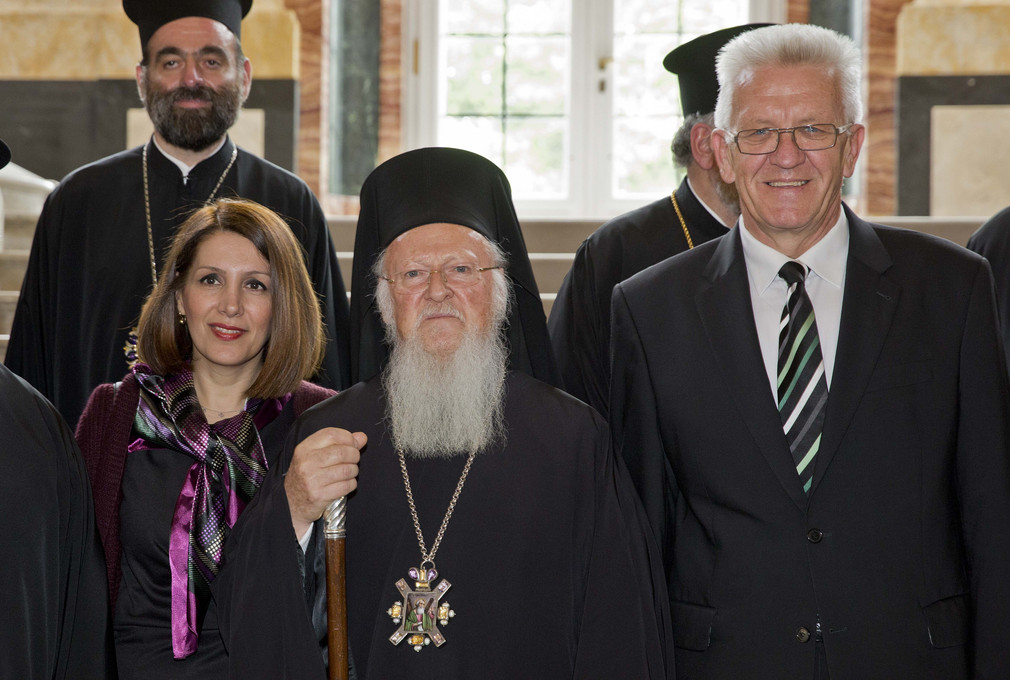Integrationsministerin Bilkay Öney (l.), Patriarch Bartholomaios (M.) und Ministerpräsident Winfried Kretschmann (r.)
