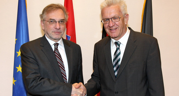 Ministerpräsident Winfried Kretschmann (r.) und der kroatische Botschafter Ranko Vilovic (l.)