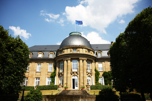 Auf dem Dach der Villa Reitzenstein, dem Amtssitz des baden-württembergischen Ministerpräsidenten, weht die Fahne der Europäischen Union.