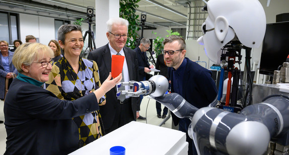 v.l.n.r.: Wissenschaftsministerin Theresia Bauer, EU-Kommissarin Margrethe Vestager und Ministerpräsident Winfried Kretschmann im Cyber Valley (Bild: picture alliance/Sebastian Gollnow/dpa)