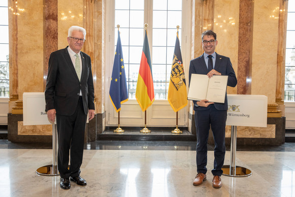 Ministerpräsident Winfried Kretschmann (l.) und Dr. Andre Baumann (r.), Staatssekretär im Ministerium für Umwelt, Klima und Energiewirtschaft