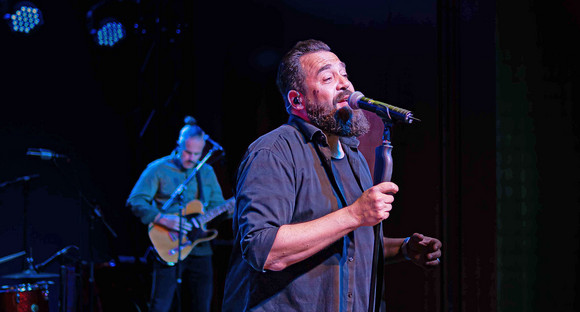 Laith Al-Deen singt, im Hintergrund steht ein BAndmitglied mit Gitarre.