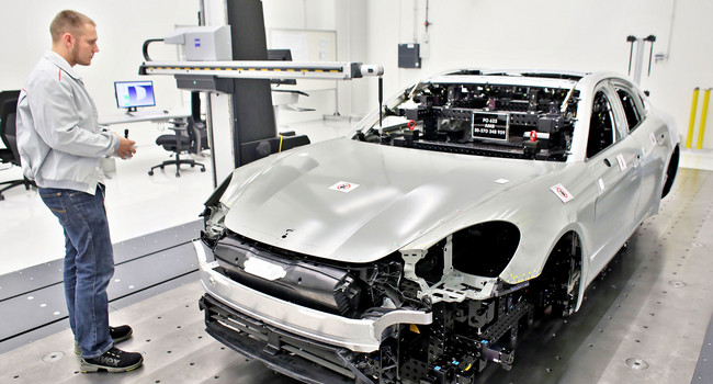 Ein Ingenieur der Porsche AG vermisst für die Digitalisierung einen Panamera (Bild: © dpa).  ']