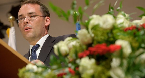 Minister Peter Friedrich spricht am Sonntag (01.07.2012) in Überlingen (Bodenseekreis) bei einem Empfang für die Angehörigen der Opfer des Flugzeugabsturzes vor zehn Jahren. (Foto: dpa)