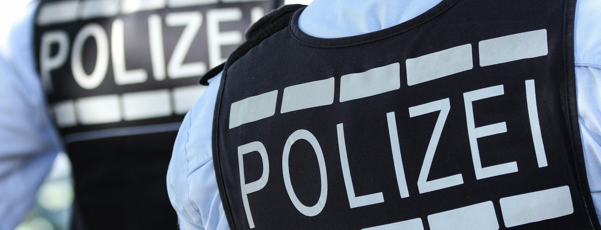 In Westen gekleidete Polizisten stehen in Reutlingen. (Bild: picture alliance/Silas Stein/dpa)