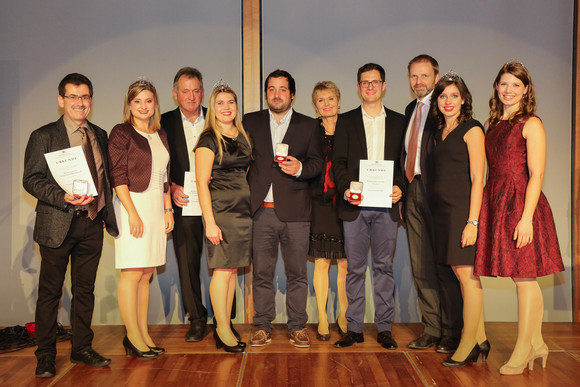 Die Empfänger des Staatsehrenpreises Weinbau 2016 aus dem Anbaugebiet Baden mit Staatssekretärin Friedlinde Gurr-Hirsch und Staatssekretär Volker Ratzmann (L-R): Konrad Mußler, Weinmanufaktur Gengenbach-Offenburg; Badische Weinkönigin Magdalena Malin; Manfred Ell, Ell Obst und Wein OHG; Badische Weinprinzessin Nicole End; Thomas Ell, Ell Obst und Wein OHG; Staatsekretärin Friedlinde Gurr-Hirsch; Julian Zotz, Weingut Julius Zotz KG; Staatssekretär Volker Ratzmann; Badische Weinprinzessin Katharina Dier; Deutsche Weinprinzessin Mara Walz
