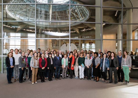 Besuch beim Deutschen Bundestag: Die Gäste aus Baden-Württemberg vor dem Plenarsaal des Deutschen Bundestages im Reichstagsgebäude