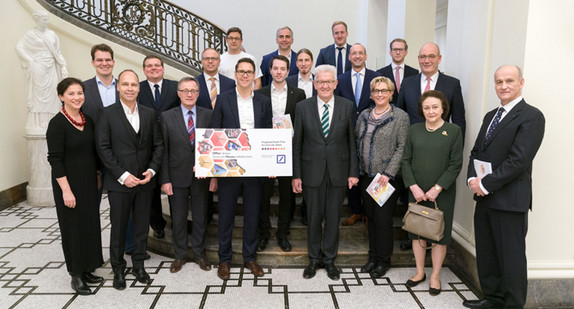 Gruppenbild mit Ministerpräsident Winfried Kretschmann (vorne, 4.v.r.) beim Preisträgerempfang Ausgezeichnete Orte 2017 in Baden-Württemberg (Foto: © Deutschland – Land der Ideen / Wolfram Scheible)