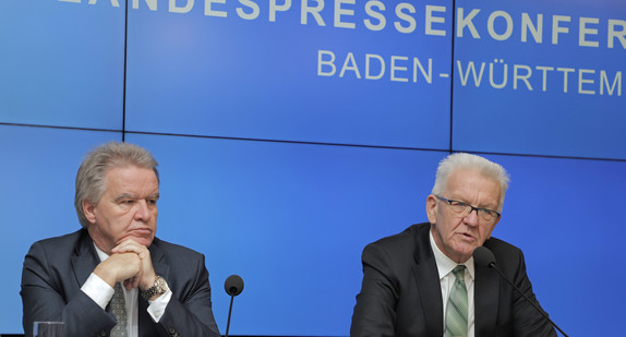 Ministerpräsident Winfried Kretschmann (r.) und Umweltminister Franz Untersteller (l.)  bei der Regierungspressekonferenz (Bild: Staatsministerium Baden-Württemberg)
