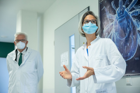 v.l.n.r.: Ministerpräsident Winfried Kretschmann und Silke Fischer, leitende Medizinaldirektorin des Referats Hygiene und Infektionsschutz im Landesgesundheitsamt (Bild: Staatsministerium Baden-Württemberg)