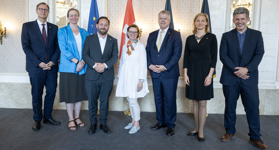 Europastaatssekretär Florian Hassler (dritter von links) hat zum Zukunftsforum in das Neue Schloss in Stuttgart geladen. Mit dabei sind Michael Flügger, Botschafter der Bundesrepublik Deutschland in der Schweiz (links), Professorin Dr. Daniela Kleinschmit von der Albert-Ludwigs-Universität Freiburg (zweite von links), Andrea Elisabeth Knellwolf, Großrätin des Kantons Basel-Stadt (vierte von links), der Generalkonsul der Schweizerischen Eidgenossenschaft, Urs Schnider (dritter von rechts), Esther Keller, Regierungsrätin des Kantons Basel-Stadt (zweite von rechts) und Moderator Georg Walter (rechts). 