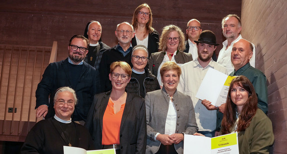 Ministerin Nicole Razavi MdL (untere Reihe, 3.v.l.) und Staatssekretärin MdL (untere Reihe, 2.v.l.) mit den Preisträgerinnen und Preisträgern des Innovationspreises Lehmbau BW 2025 Ministerin Nicole Razavi MdL (untere Reihe, 3.v.l.) und Staatssekretärin MdL (untere Reihe, 2.v.l.) mit den Preisträgerinnen und Preisträgern des Innovationspreises Lehmbau BW 2025