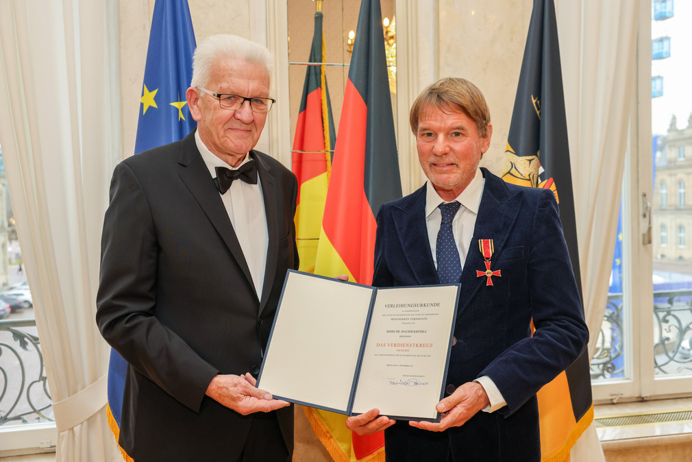 Ministerpräsident Winfried Kretschmann (links) und Dr. Joachim Kieferle (rechts)