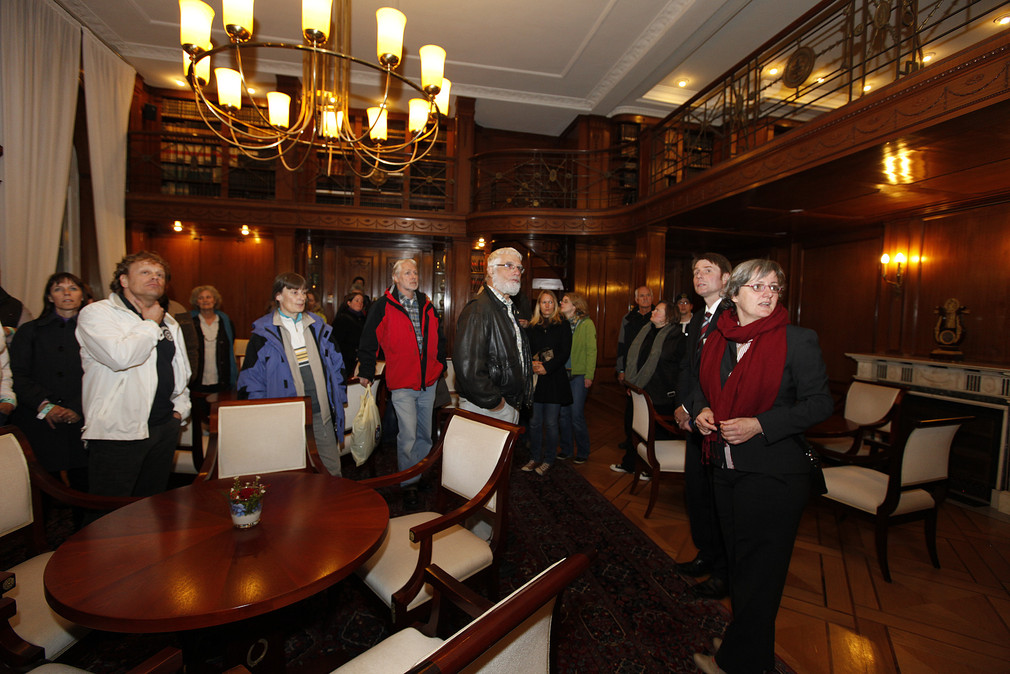 Im Rahmen der «stuttgartnacht» am 22. Oktober 2011 führt die Ministerin im Staatsministerium, Silke Krebs (r.), Besucher durch die Bibliothek der Villa Reitzenstein.