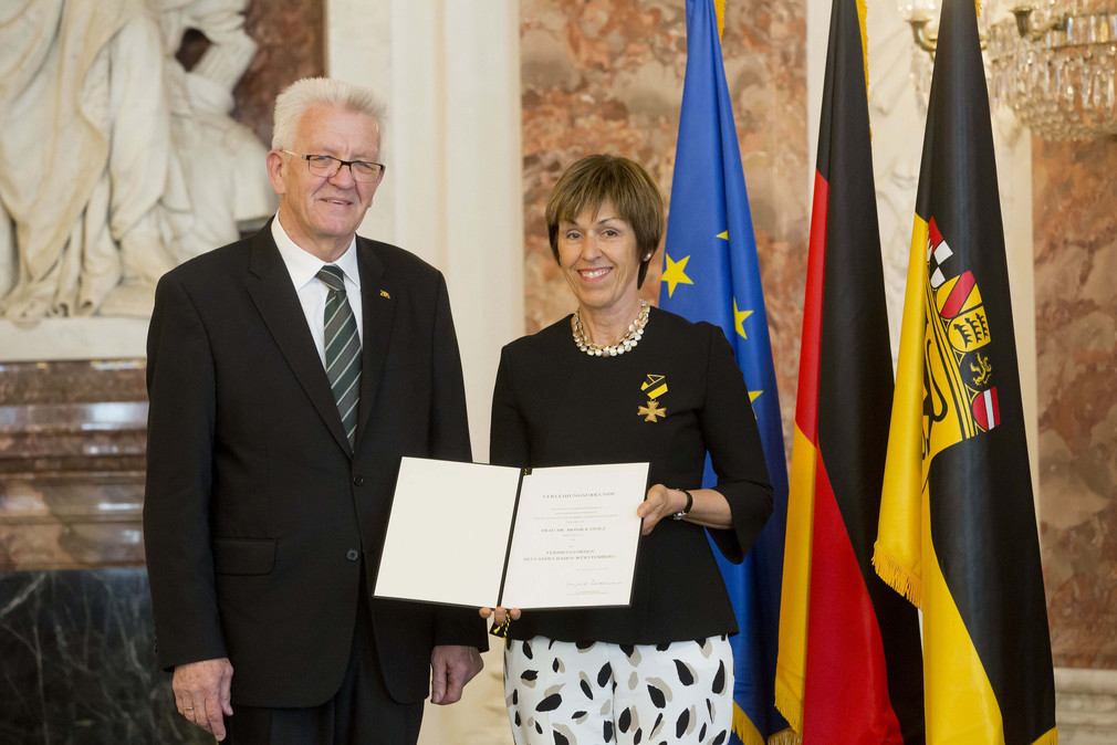 Ministerpräsident Winfried Kretschmann (l.) und Ministerin a. D. Dr. Monika Stolz (r.)