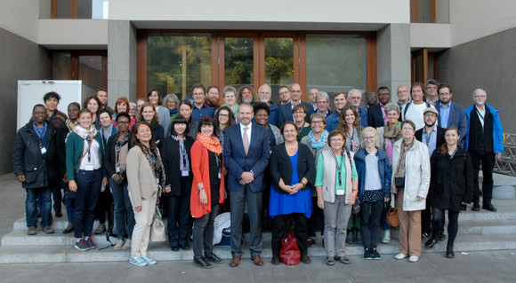 Informationsbesuch Rat für Entwicklungszusammenarbeit zu Gesprächen in Berlin Staatssekretär Volker Ratzmann und Staatssekretärin Theresa Schopper mit Mitgliedern des Rats für Entwicklungszusammenarbeit Baden-Württemberg sowie weiteren in der Entwicklungszusammenarbeit engagierten Persönlichkeiten aus dem Südwesten vor der Landesvertretung