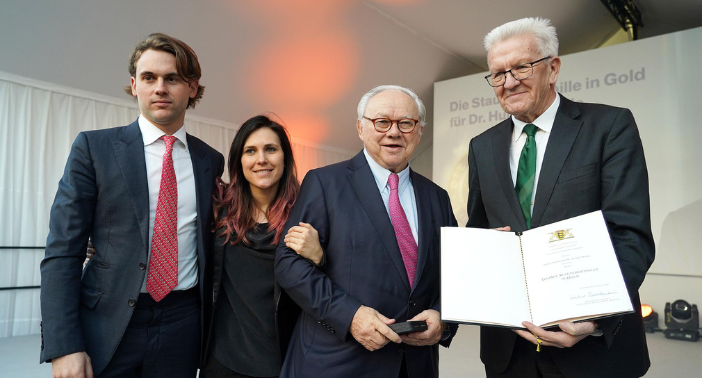 v.r.n.l.: Ministerpräsident Winfried Kretschmann, Prof. Dr. Hubert Burda sowie dessen Kinder Elisabeth und Jacob (Bild: © Iris Rothe für Hubert Burda Media)