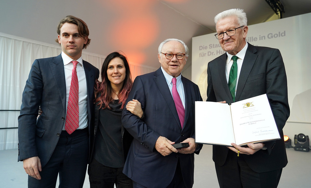 v.r.n.l.: Ministerpräsident Winfried Kretschmann, Prof. Dr. Hubert Burda sowie dessen Kinder Elisabeth und Jacob (Bild: © Iris Rothe für Hubert Burda Media)
