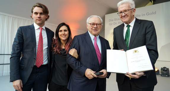 v.r.n.l.: Ministerpräsident Winfried Kretschmann, Prof. Dr. Hubert Burda sowie dessen Kinder Elisabeth und Jacob (Bild: © Iris Rothe für Hubert Burda Media)