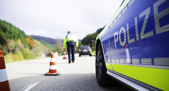 Polizeistreife bei Verkehrsunfall