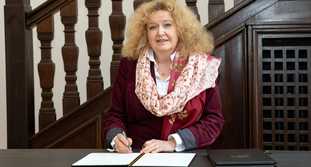 Prof. Barbara Traub, Vorsitzende der Israelitischen Religionsgemeinschaft Württemberg, bei der Vertragsunterzeichnung