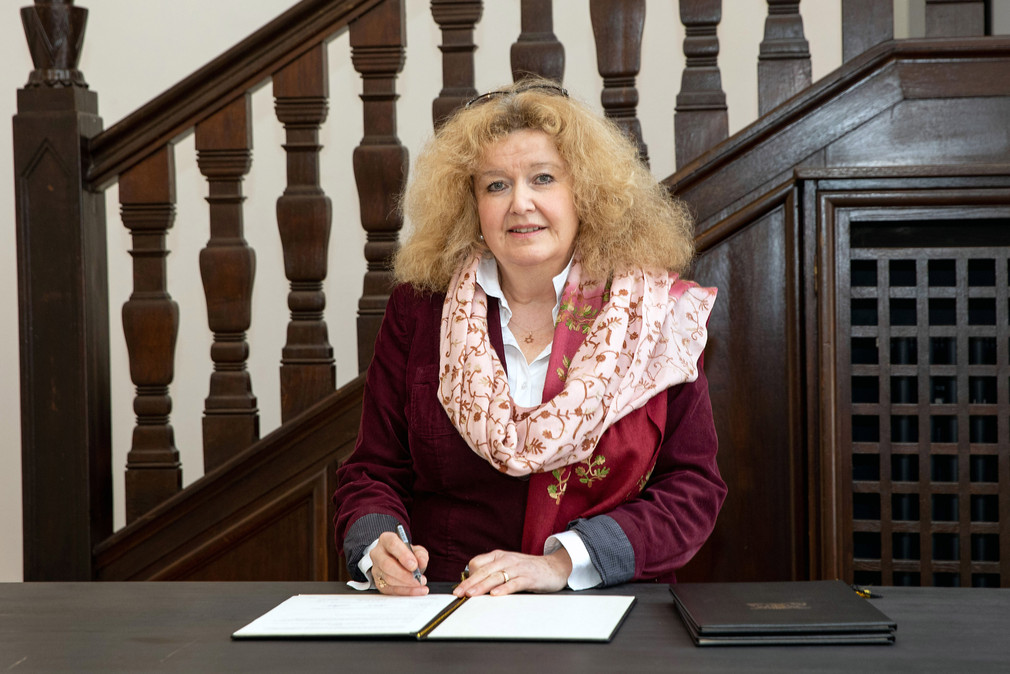 Prof. Barbara Traub, Vorsitzende der Israelitischen Religionsgemeinschaft Württemberg, bei der Vertragsunterzeichnung