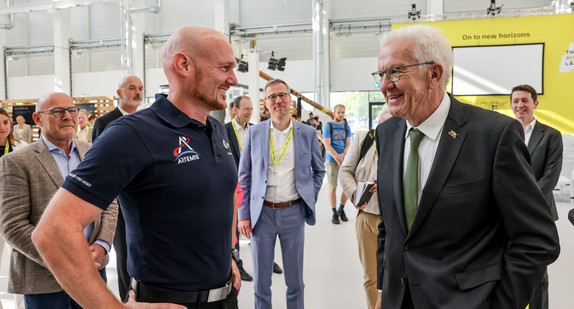 ESA-Astronaut Dr. Alexander Gerst (links) und Ministerpräsident Winfried Kretschmann (rechts) im Gespräch.