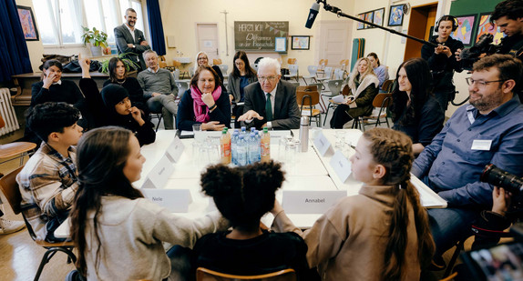 Ministerpräsident Winfried Kretschmann und Kultusministerin Theresa Schopper beim Austausch zu Bildungsreformen an der Pragschule Stuttgart.