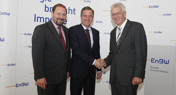 v.l.n.r.: OEW-Vorsitzender Landrat Heinz Seiffert, EnBW-Chef Frank Mastiaux und Ministerpräsident Winfried Kretschmann