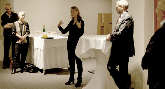 Kulturstaatssekretärin Petra Olschowski (M) und Staatssekretär Volker Ratzmann, der Bevollmächtigte des Landes beim Bund (2. v. rechts)