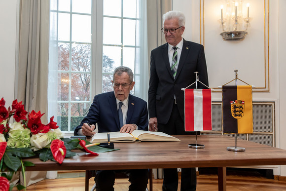 Der österreichische Bundespräsident Dr. Alexander Van der Bellen (l.) beim Eintrag in das Gästebuch der Landesregierung, daneben Ministerpräsident Winfried Kretschmann (r.) (Bild: Staatsministerium Baden-Württemberg)