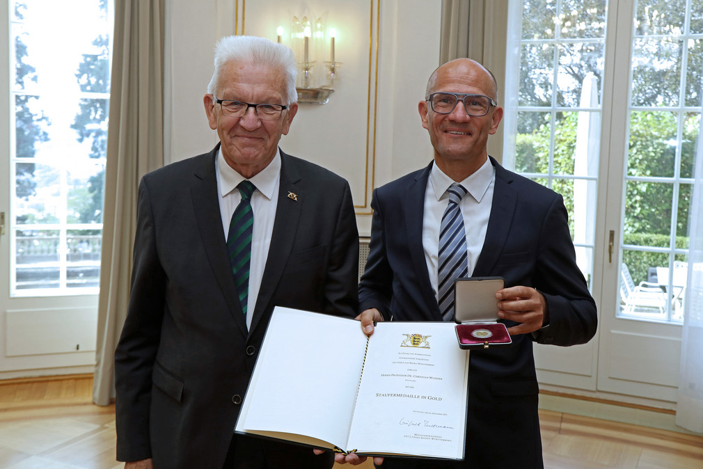 Ministerpräsident Winfried Kretschmann (l.) und Prof. Dr. med. Christian Wunder (r.)