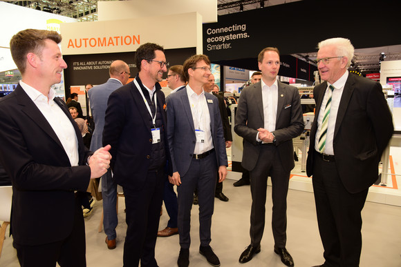 Ministerpräsident Winfried Kretschmann (r.) am Stand von LAPP