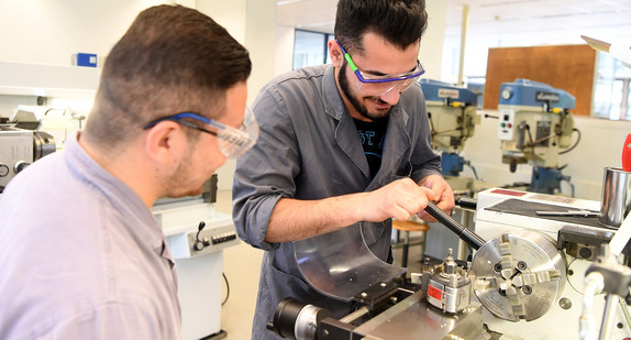 Alaa Abdulhak und Ibrahim Hamada, jugendliche Flüchtlinge aus Syrien, arbeiten in der Metallausbildungswerkstatt bei Siemens in Karlsruhe an einer Drehbank. (Bild: dpa) Alaa Abdulhak und Ibrahim Hamada, jugendliche Flüchtlinge aus Syrien, arbeiten in der Metallausbildungswerkstatt bei Siemens in Karlsruhe an einer Drehbank. (Bild: dpa)