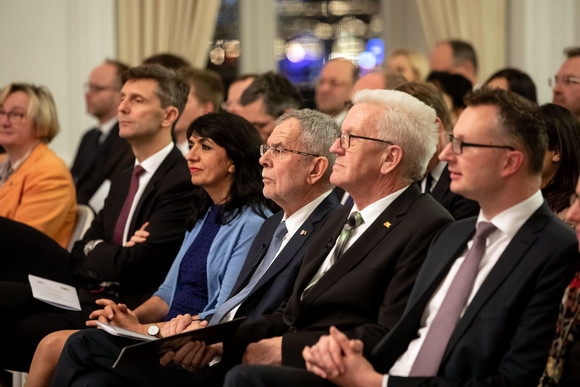 Wissenschaftsministern Theresia Bauer (l.), Landtagspräsidentin Muhterem Aras (3.v.l.), österreichischer Bundespräsidenten Dr. Alexander Van der Bellen (3.v.r.) und  Ministerpräsident Winfried Kretschmann (2.v.r.)(Bild: Staatsministerium Baden-Württemberg)