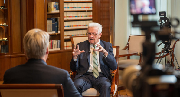 Ministerpräsident Winfried Kretschmann bei einem Video-Interview