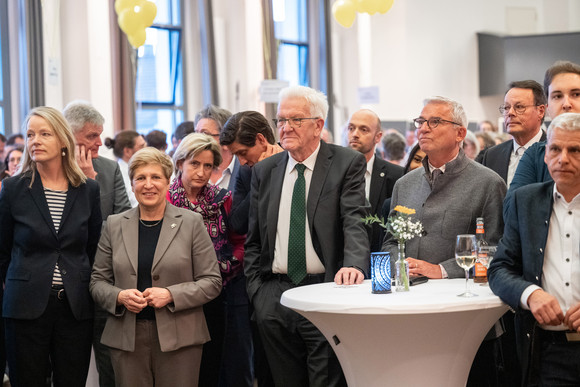 Ministerpräsident Winfried Kretschmann (Mitte) und weitere Kabinettsmitglieder