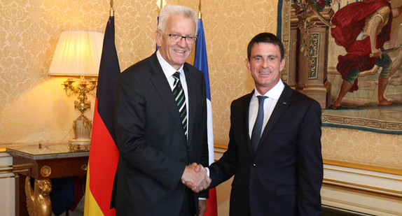 Ministerpräsident Winfried Kretschmann (l.) und der französische Premierminister Manuel Valls (r.) 