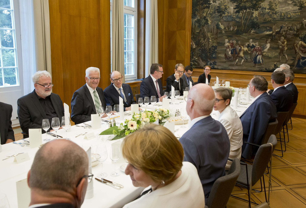 Ministerpräsident Winfried Kretschmann (2. Reihe, 2.v.l.) beim Abendessen mit den Präsidentinnen und Präsidenten der Obersten Gerichtshöfe des Bundes