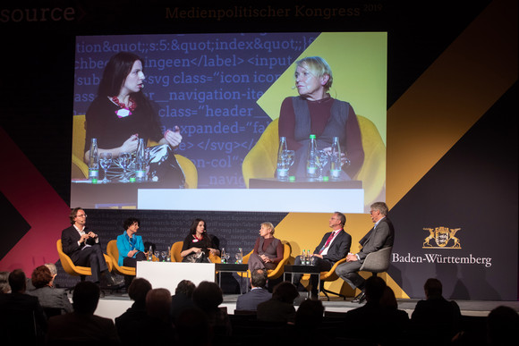 Panel 4 (Mensch & Maschine): Gesprächsrunde mit (v.l.n.r.) Prof. Dr. Bernhard Pörksen, Prof. Dr. Petra Grimm, Marina Weisband, Prof. Bascha Mika, Stefan Raue und Moderator Dr. Hendrik Groth (Bild: Staatsministerium Baden-Württemberg)