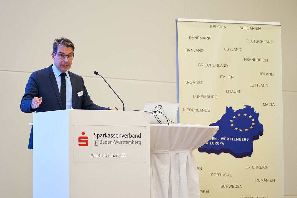 Dr. Andre Baumann, Staatssekretär im Ministerium für Umwelt, Klima und Energiewirtschaft Baden-Württemberg, hält eine Rede.