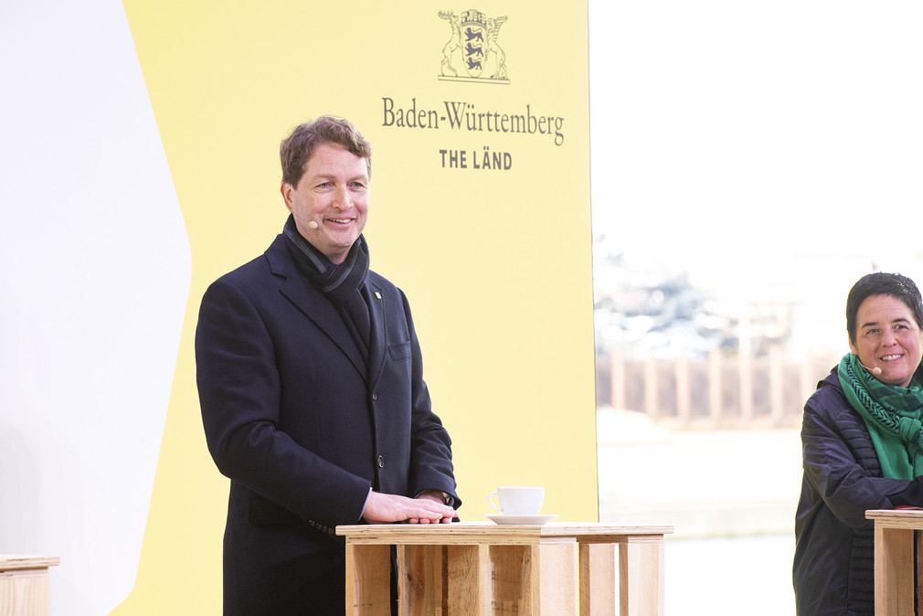 Ola Källenius, Vorstandsvorsitzende der Daimler AG, bei der Pressekonferenz im Hafen Stuttgart 
