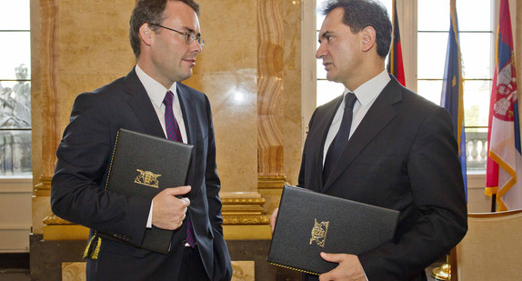Europaminister Peter Friedrich (l.) und der stellvertretende Ministerpräsident der Republik Serbien, Božidar Djeli&#263; (r.), anlässlich der Unterzeichnung eines gemeinsamen Protokolls nach der Tagung der zweiten Gemischten Regierungskommission Baden-
